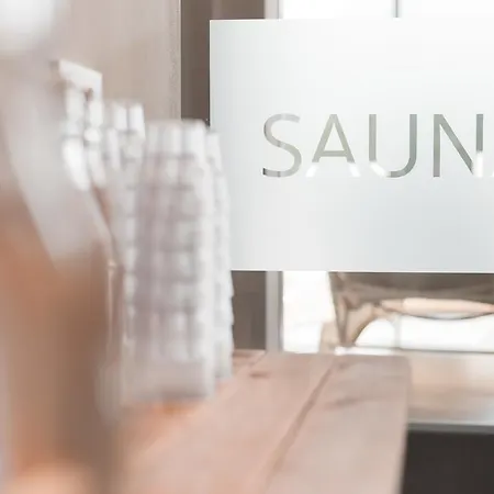 Hotel Tiefenbrunn Gardensuites & Breakfast 4*