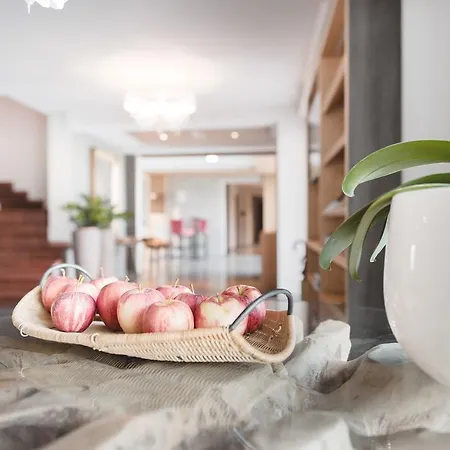 Tiefenbrunn Gardensuites & Breakfast 4*