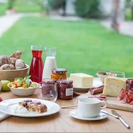 Tiefenbrunn Gardensuites & Breakfast