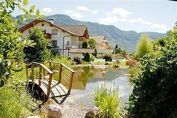 Tiefenbrunn Gardensuites & Breakfast 4*