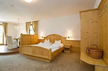 Tiefenbrunn Gardensuites & Breakfast Lana