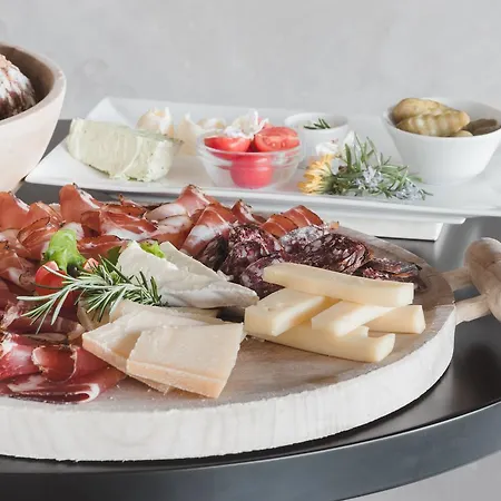 Tiefenbrunn Gardensuites & Breakfast 4*