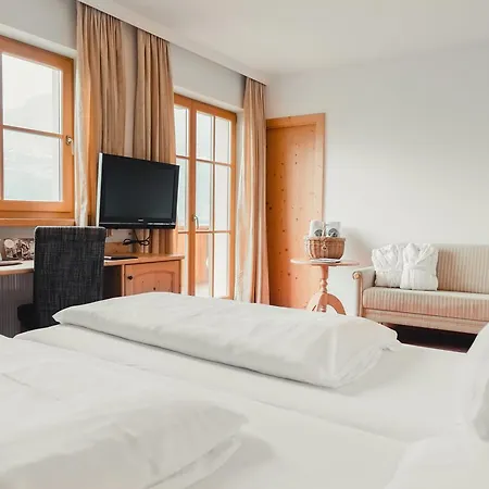 Tiefenbrunn Gardensuites & Breakfast